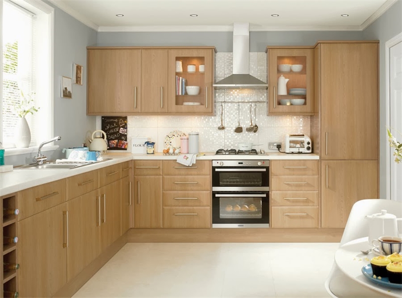 Tủ bếp gỗ mang xu hướng cổ điển và tân cổ điển cao cấp cho không gian bếp gia đình.